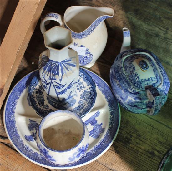 Blue & white pottery(-)